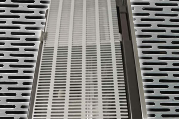 Aluminum gutter guarding screen